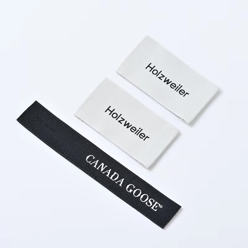 Análisis de costos: etiquetas de prendas tejidas versus telas serigrafiadas